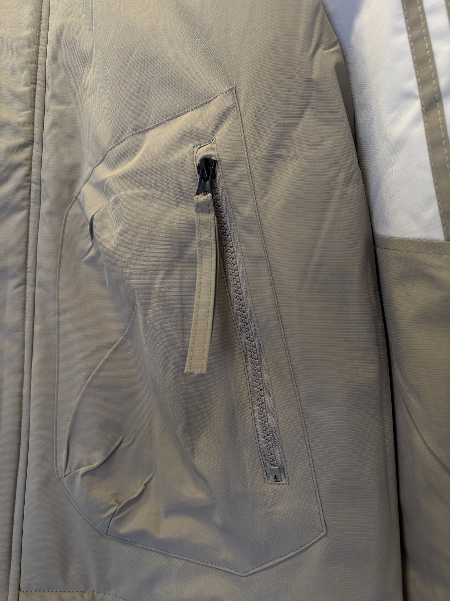 Corta Vento Adidas - Bege e Branco